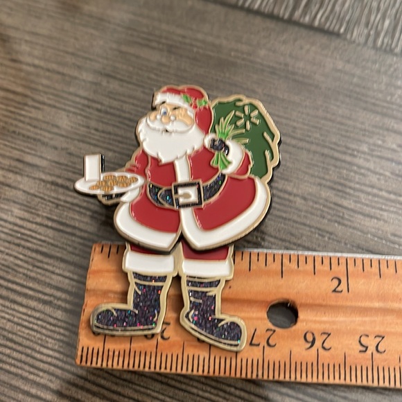 HOGEYE Santa Clause Pin with Wiggling Legs Festive Christmas Brooch Holiday Pin - Picture 8 of 15